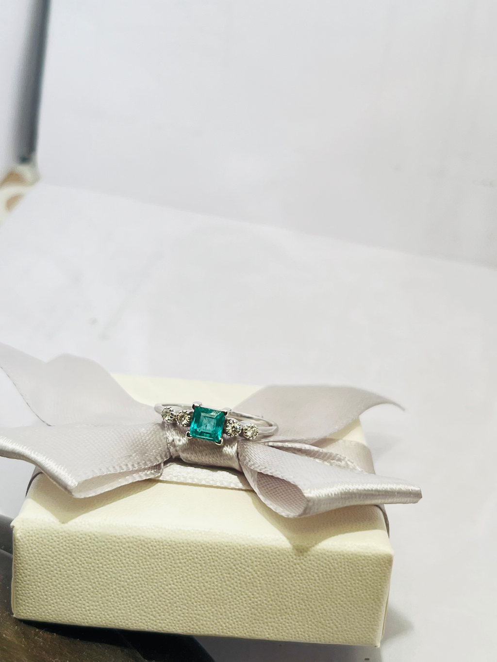 Anello oro 18 carati con smeraldo e diamanti