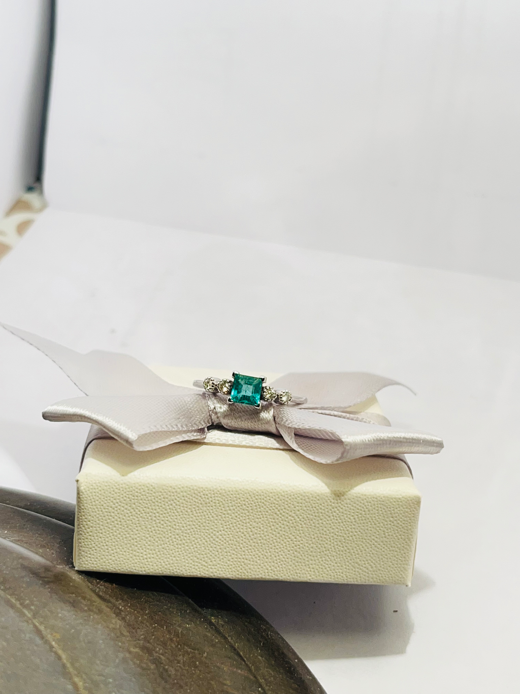 Anello oro 18 carati con smeraldo e diamanti