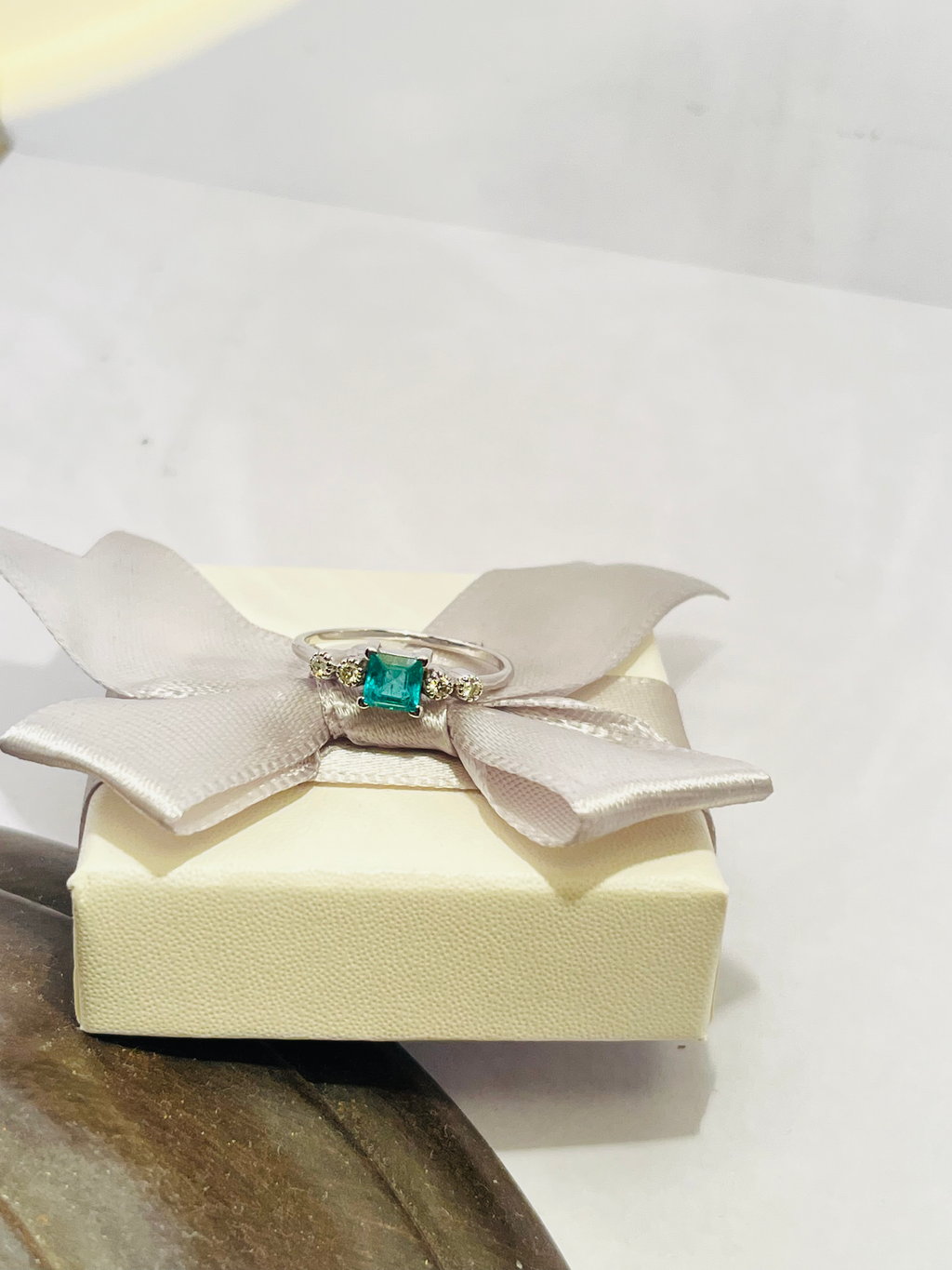 Anello oro 18 carati con smeraldo e diamanti