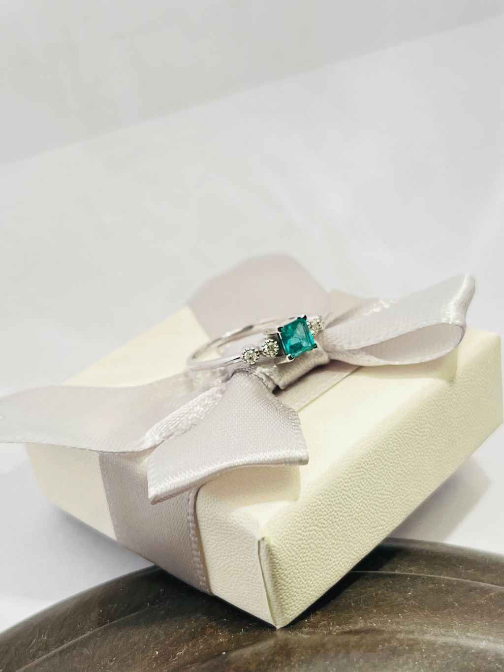 Anello oro 18 carati con smeraldo e diamanti
