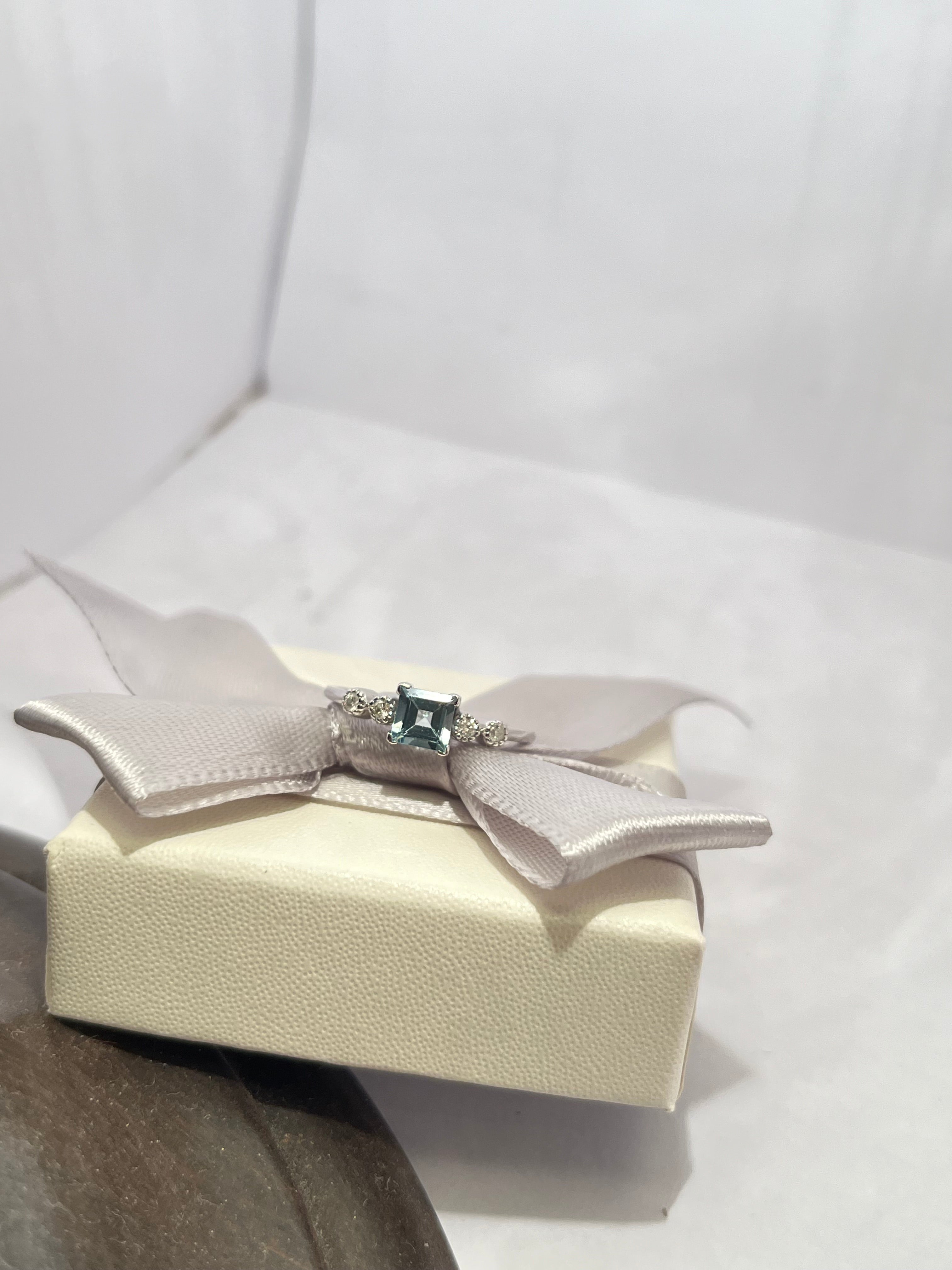 Anello oro 18 carati con acquamarina e diamanti