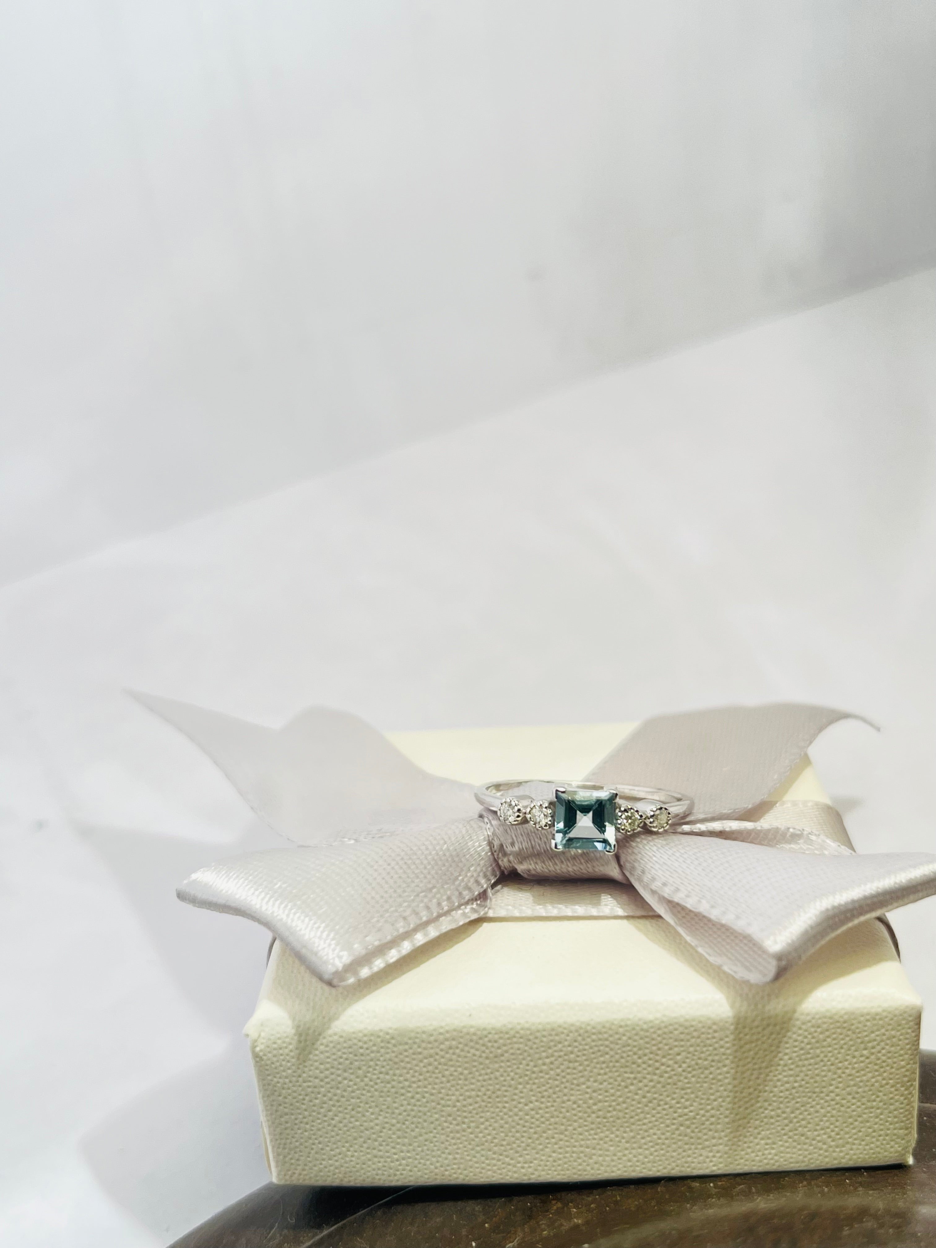 Anello oro 18 carati con acquamarina e diamanti