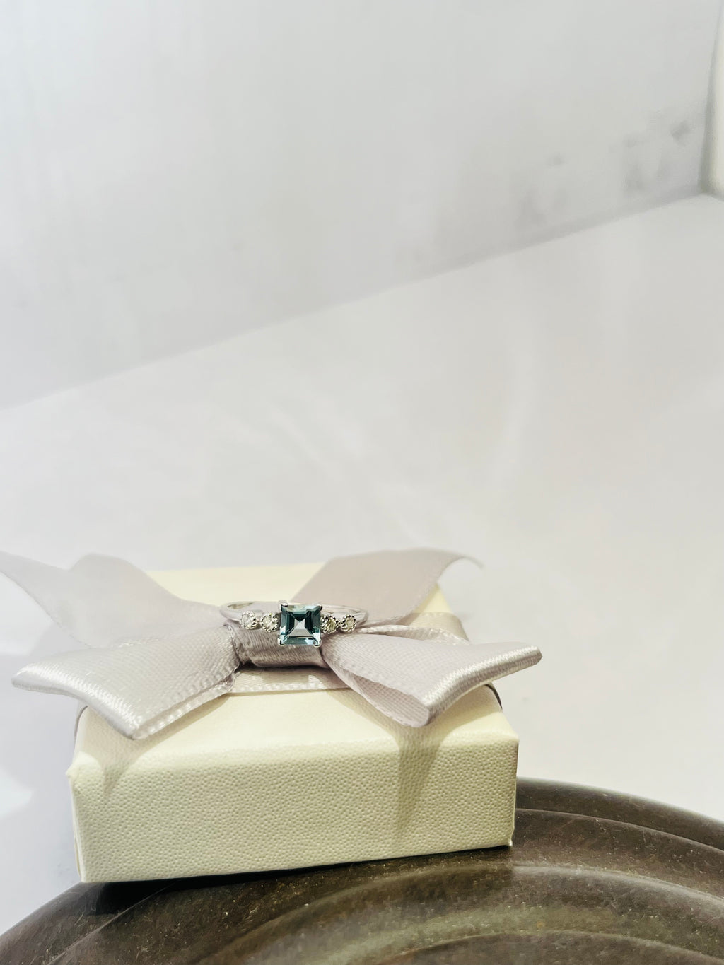 Anello oro 18 carati con acquamarina e diamanti