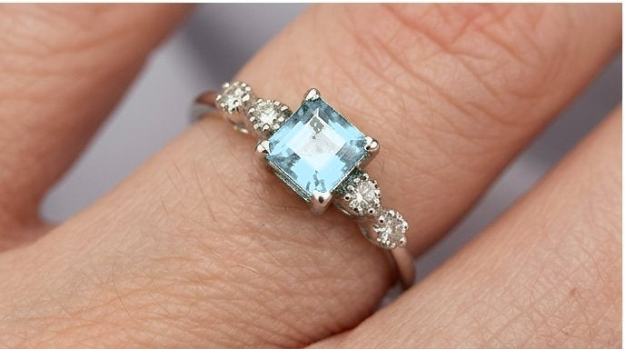 Anello oro 18 carati con acquamarina e diamanti