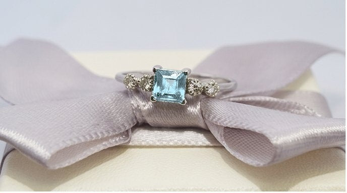 Anello oro 18 carati con acquamarina e diamanti