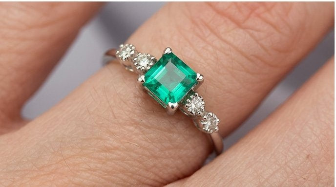 Anello oro 18 carati con smeraldo e diamanti