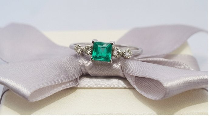 Anello oro 18 carati con smeraldo e diamanti