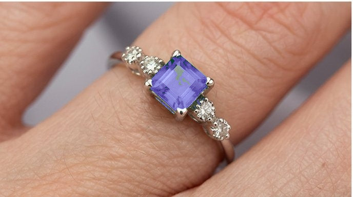 Anello oro 18 carati con tanzanite e diamanti