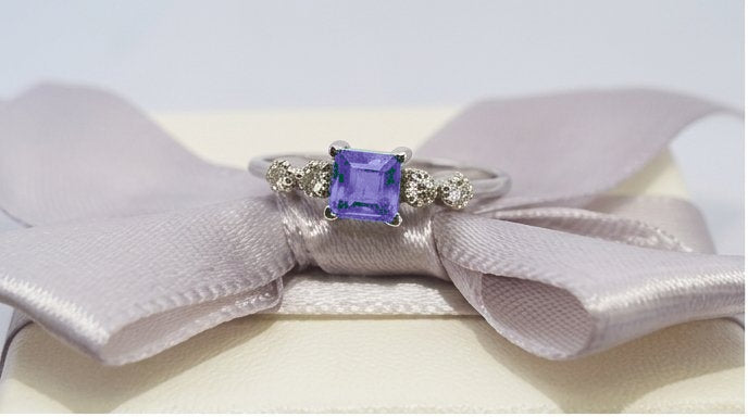Anello oro 18 carati con tanzanite e diamanti