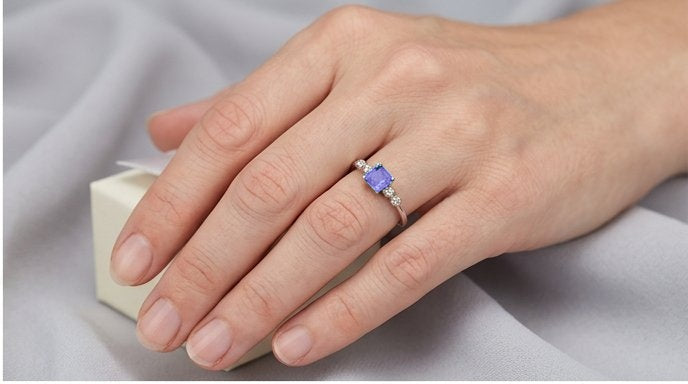 Anello oro 18 carati con tanzanite e diamanti